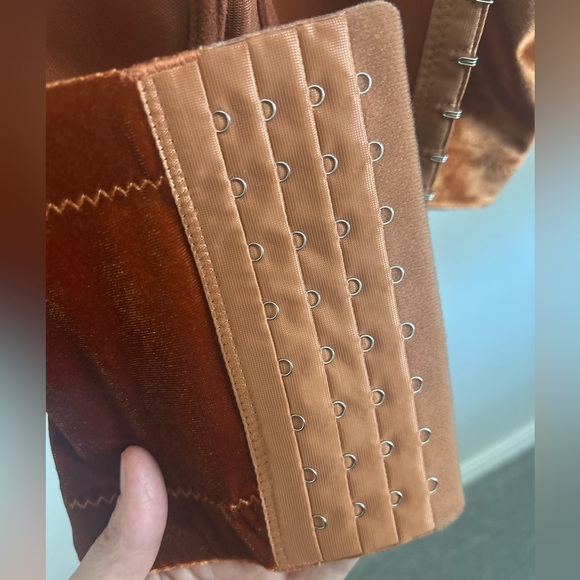 Pre-Owned. Velvet. Burnt Orange crop top. Great condition. Size large. - Picture 5 of 7